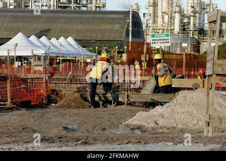 camacari, bahia, brasilien - 29. Mai 2013: Arbeiter werden gesehen, wie sie eine Einheit des BASF-Unternehmens im Camacari Industrial Complex bauen. *** Ortsüberschrift *** Stockfoto