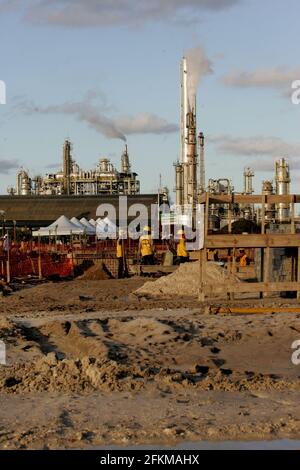 camacari, bahia, brasilien - 29. Mai 2013: Arbeiter werden gesehen, wie sie eine Einheit des BASF-Unternehmens im Camacari Industrial Complex bauen. *** Ortsüberschrift *** Stockfoto