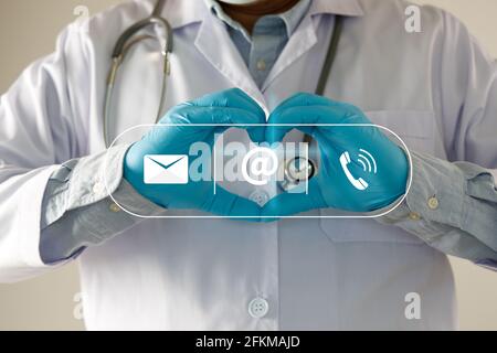 Doctor show plese Kontaktieren Sie uns line Kontakt Hand Telefon E-Mail Adresse auf der Website-Seite kontaktieren Sie uns oder per E-Mail Stockfoto