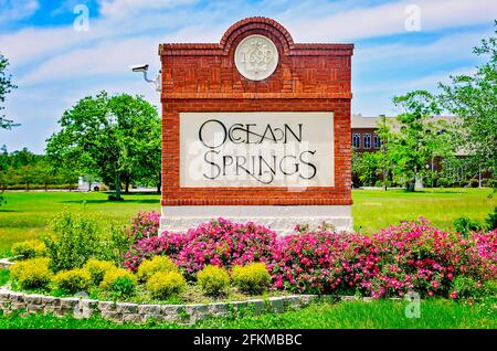 Ein Schild begrüßt Besucher von Ocean Springs am 1. Mai 2021 in Ocean Springs, Mississippi. Stockfoto