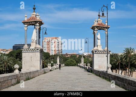 Skulpturen auf der Puente del Mar (Brücke des Meeres) Gegenüber den Turia-Gärten in Valencia, Spanien Stockfoto