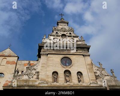 Schild-Giebel der Kirche des Heiligen Andreas in Lviv, Ukraine, Altstadt Stockfoto