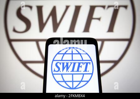 Ukraine. Mai 2021. In dieser Abbildung ist ein SWIFT-Logo (Society for Worldwide Interbank Financial Telecommunication) auf einem Smartphone und einem pc-Bildschirm zu sehen. Kredit: Pavlo Gonchar/SOPA Images/ZUMA Wire/Alamy Live Nachrichten Stockfoto