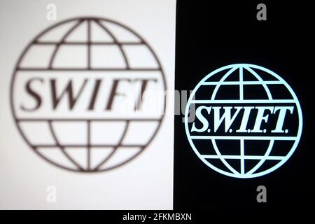 Ukraine. Mai 2021. In dieser Abbildung ist ein SWIFT-Logo (Society for Worldwide Interbank Financial Telecommunication) auf einem Smartphone und einem pc-Bildschirm zu sehen. Kredit: Pavlo Gonchar/SOPA Images/ZUMA Wire/Alamy Live Nachrichten Stockfoto