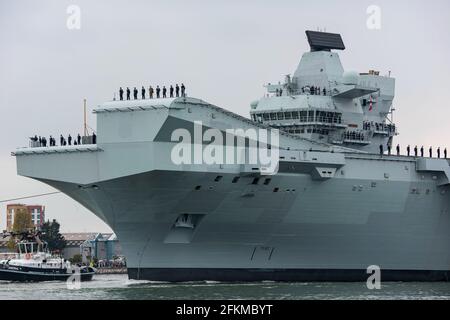 HMS Queen Elizabeth (R08) verließ Portsmouth, Großbritannien, am 5/2021, um an der Übung Strike Warrior teilzunehmen, bevor sie in die Indo-Pazifik-Region aufbrach. Stockfoto