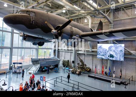 Besucher im Atrium des Louisiana Memorial Pavilion, Douglas c-47 Skytrain Militärtransportflugzeug, National WWII Museum, New Orleans Stockfoto