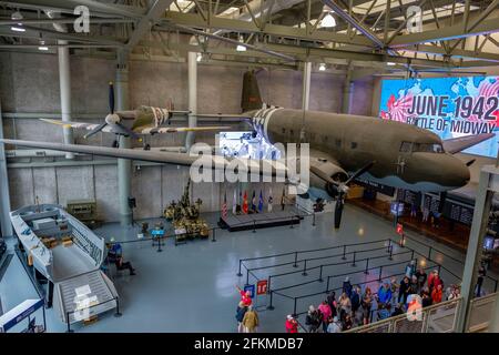 Besucher im Atrium des Louisiana Memorial Pavilion, Douglas c-47 Skytrain Militärtransportflugzeug, National WWII Museum, New Orleans Stockfoto