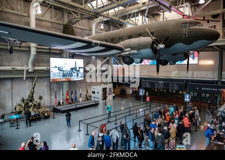 Besucher im Atrium des Louisiana Memorial Pavilion, Douglas c-47 Skytrain Militärtransportflugzeug, National WWII Museum, New Orleans Stockfoto