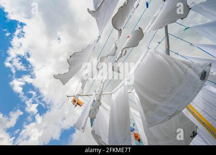 Weiße Wäscheständer an einer Wäscheleine, Lauterbrunnen, Schweiz Stockfoto