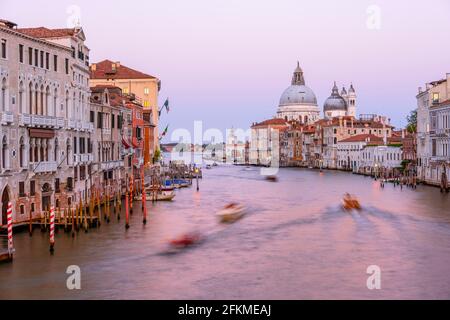 Abendstimmung, Langzeitbelichtung, Blick von der Ponte dell'Accademia auf den Canale Grande und die Basilika Santa Maria della Salute, Venedig Stockfoto