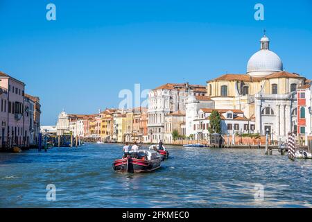 Kirche Chiesa di San Geremia, Boote auf dem Canal Grande, Venedig, Venetien, Italien Stockfoto