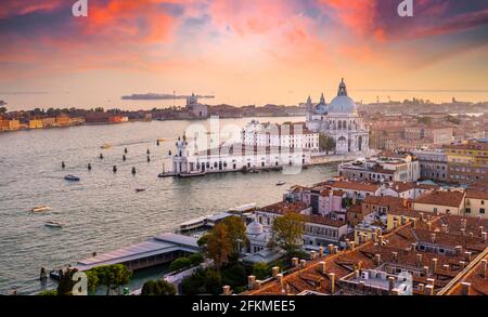 Abendstimmung, dramatischer Sonnenuntergang am Canale Grande, Basilika Santa Maria della Salute, Venedig, Region Venetien, Italien Stockfoto