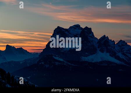 Gipfel des Monte Pelmo bei Sonnenuntergang, Colle Santa Lucia, Val Fiorentina, Dolomiten Italien Stockfoto