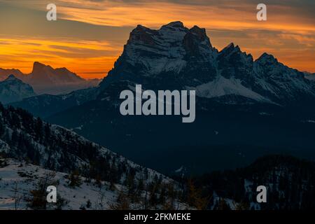 Gipfel des Monte Pelmo bei Sonnenuntergang, Colle Santa Lucia, Val Fiorentina, Dolomiten Italien Stockfoto