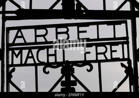 Tor mit Inschrift, ehemaliges Konzentrationslager Dachau, Gedenkstätte, München, Bayern, Arbeit macht frei, Deutschland Stockfoto