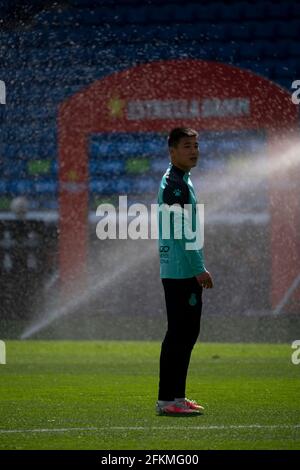 Cornella, Spanien. Mai 2021. Wu Lei von RCD Espanyol erwärmt sich vor einem Fußballspiel der zweiten spanischen Liga zwischen RCD Espanyol und Malaga CF in Cornella, Spanien, am 2. Mai 2021. Quelle: Joan Gosa/Xinhua/Alamy Live News Stockfoto