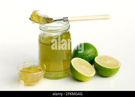 Limettenkonfitüre im Glas, Löffel Stockfoto