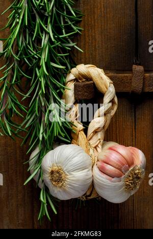 Rosmarin und Knoblauchzopf, Aglio rosso di Nubia, roter Knoblauch, Sizilien, Italien Stockfoto