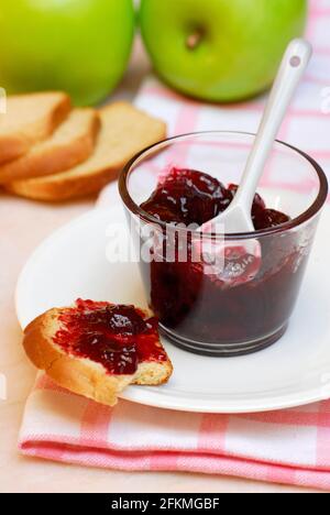 Frühstück, Zwieback mit Marmelade, saure Kirschmarmelade, Marmelade, Frühstück Stockfoto