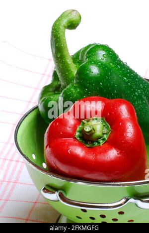 Grüne und rote Paprika in der Schale, Paprika Stockfoto