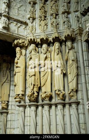 Statuen am Eingangsportal, Kathedrale Sainte Croix, Chartres, Eure-et-Loir, Zentrum, Frankreich Stockfoto