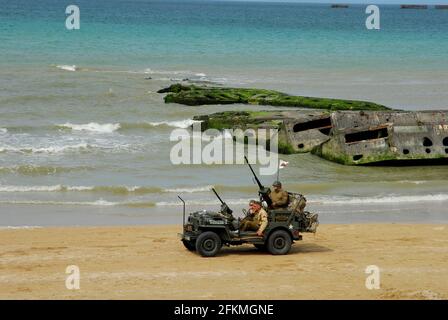 Überreste einer Brücke und eines alten Armeejeeps, Basse-Normandie, D-Day, Operation Overload, 2., Mulberry Harbour, Landung der Alliierten im Juni 1944, 2. Weltkrieg Stockfoto