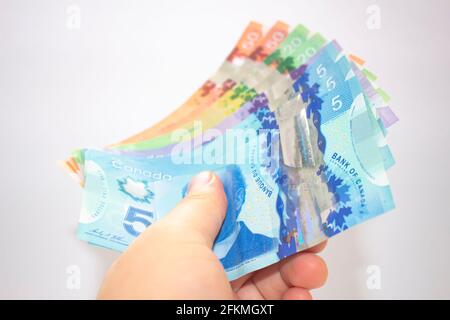 Calgary, Alberta. Kanada. 02. April 2021. Eine Person, die kanadische Banknoten hält. Stockfoto