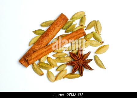 Sternanise (Illicium verum) , Zimtstange (Cinnamomum) Kardamom (Elettaria cardamomum) Stockfoto