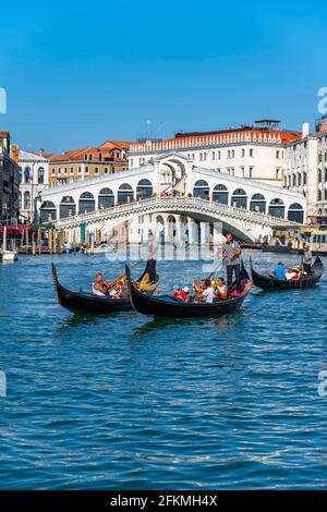 Gondel mit Touristen auf dem Canale Grande, der Rialtobrücke, Venedig, Venetien, Italien Stockfoto