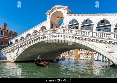 Gondel mit Touristen auf dem Canale Grande, der Rialtobrücke, Venedig, Venetien, Italien Stockfoto