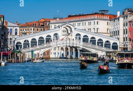 Gondel mit Touristen auf dem Canale Grande, der Rialtobrücke, Venedig, Venetien, Italien Stockfoto