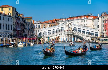 Gondel mit Touristen auf dem Canale Grande, der Rialtobrücke, Venedig, Venetien, Italien Stockfoto