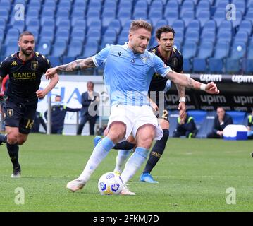 Rom, Italien. Mai 2021. Ciro immobile (vorne) aus dem Latium erzielt ein Tor bei einem Fußballspiel der Serie A zwischen Latium und Genua in Rom, Italien, 2. Mai 2021. Quelle: Alberto Lingria/Xinhua/Alamy Live News Stockfoto