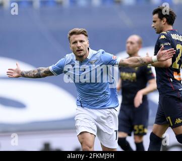 Rom, Italien. Mai 2021. Ciro Immobile (L) von Latium feiert sein Tor während eines Fußballspiels der Serie A zwischen Latium und Genua in Rom, Italien, 2. Mai 2021. Quelle: Alberto Lingria/Xinhua/Alamy Live News Stockfoto