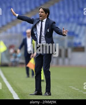 Rom, Italien. Mai 2021. Die Cheftrainerin von Latium, Simone Inzaghi, zeigt sich während eines Fußballspiels zwischen Latium und Genua in Rom, Italien, am 2. Mai 2021. Quelle: Alberto Lingria/Xinhua/Alamy Live News Stockfoto