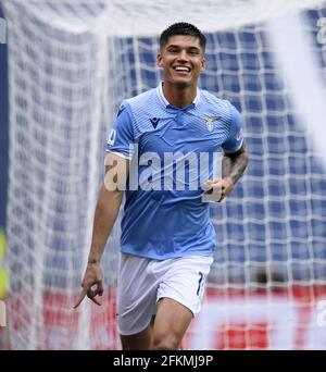 Rom, Italien. Mai 2021. Joaquin Correa aus dem Latium feiert sein Tor während eines Fußballspiels der Serie A zwischen Latium und Genua in Rom, Italien, am 2. Mai 2021. Quelle: Alberto Lingria/Xinhua/Alamy Live News Stockfoto