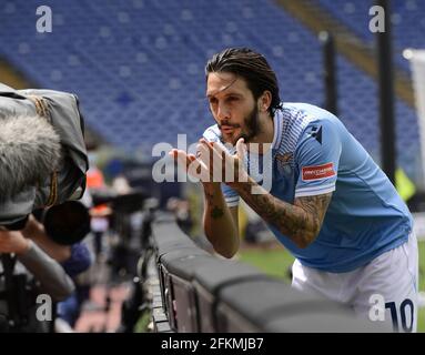 Rom, Italien. Mai 2021. Luis Alberto aus Latium feiert sein Tor während eines Fußballspiels der Serie A zwischen Latium und Genua in Rom, Italien, 2. Mai 2021. Quelle: Alberto Lingria/Xinhua/Alamy Live News Stockfoto