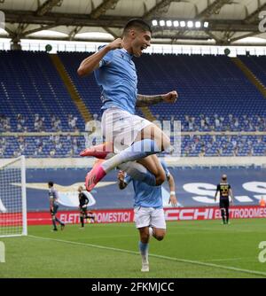 Rom, Italien. Mai 2021. Joaquin Correa aus dem Latium (vorne) feiert sein Tor während eines Fußballspiels der Serie A zwischen Latium und Genua in Rom, Italien, 2. Mai 2021. Quelle: Alberto Lingria/Xinhua/Alamy Live News Stockfoto