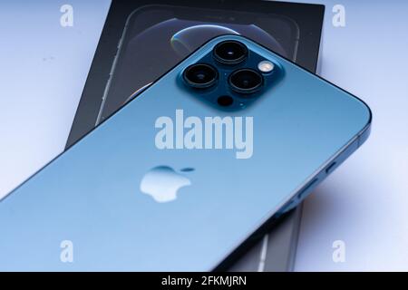 Das neue iphone 12 pro max, pacific Blue Farbe Stockfoto