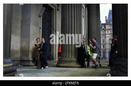 Dreharbeiten zur Revilgers Tragedy AUG 2001 in und um St. Georges Hall, im Zentrum von Liverpool. Fraser Ayres als Spurio mit Diana Quick als die Niederländerin, die mit Christopher Eccleston als Vindici (langer schwarzer Mantel), Andrew Schofield als Carlo (gelbe Jacke) und Regisseur Alex Cox (2. Aus rt.) gedreht wurde Bild David Sandison 1/8/2001 Stockfoto