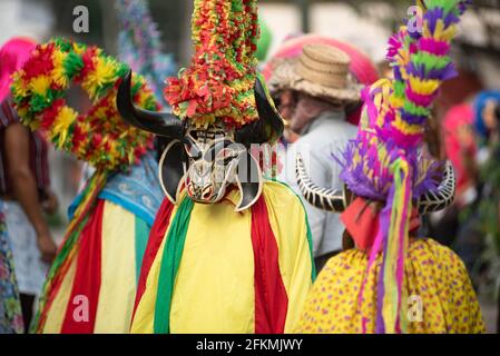 2. Mai 2021: Bewohner der afronachkommenen Stadt El Espinal führen den Karneval in der traditionellen Tracht mit Stiermasken und farbigen Kleidern durch. Einige Bewohner besetzen andere Arten von Verkleidungen.der Karneval war möglich, dank der Tatsache, dass das Coronavirus auf dem Rückgang der Infektionen ist. Quelle: Hector Adolfo Quintanar Perez/ZUMA Wire/Alamy Live News Stockfoto