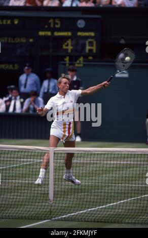 Martina Navratilova greift während der Wimbledon-Meisterschaften 1983 nach einem Vorhand-Volley. Stockfoto