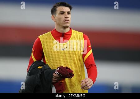 Genua, Italien, 2. Mai 2021. Roger Ibanez von AS Roma macht sich auf den Weg zur Tribüne, bevor er in der Serie A bei Luigi Ferraris in Genua startet. Bildnachweis sollte lauten: Jonathan Moscrop / Sportimage Stockfoto