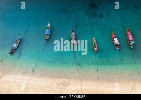 Luftdrohne Draufsicht auf Fischerboote an der Küste bei Ebbe. Draufsicht viele traditionelle thailändische Longtail-Fischerboote im tropischen See Stockfoto