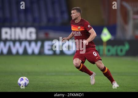 Genua, Italien, 2. Mai 2021. Edin Dzeko von AS Roma während der Serie A Spiel bei Luigi Ferraris, Genua. Bildnachweis sollte lauten: Jonathan Moscrop / Sportimage Stockfoto