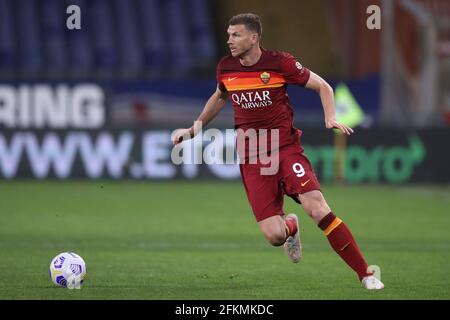 Genua, Italien, 2. Mai 2021. Edin Dzeko von AS Roma während der Serie A Spiel bei Luigi Ferraris, Genua. Bildnachweis sollte lauten: Jonathan Moscrop / Sportimage Stockfoto