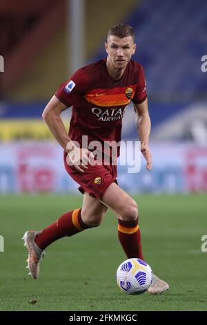 Genua, Italien, 2. Mai 2021. Edin Dzeko von AS Roma während der Serie A Spiel bei Luigi Ferraris, Genua. Bildnachweis sollte lauten: Jonathan Moscrop / Sportimage Stockfoto