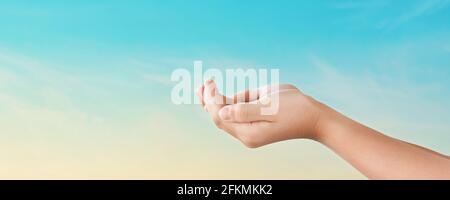 Hände, die nach dem Hintergrund des Sonnenuntergangs greifen. Hope-Konzept Stockfoto