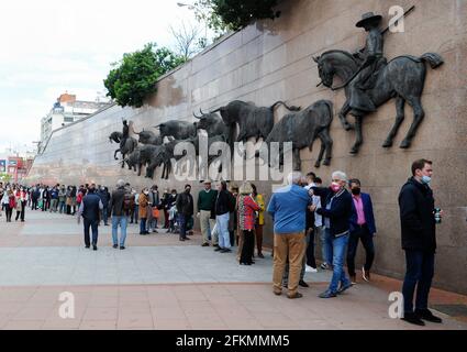 Madrid, Spanien. Mai 2021. Die Zuschauer warten darauf, am 2. Mai 2021 die Stierkampfarena Las-Ventas in Madrid, Spanien, zu betreten. Die Stierkampfarena Las-Ventas veranstaltete am Sonntag ihren ersten Stierkampf seit dem 2019. Oktober mit einem Limit von 6,000 Zuschauern. Kredit: Gustavo Valiente/Xinhua/Alamy Live Nachrichten Stockfoto