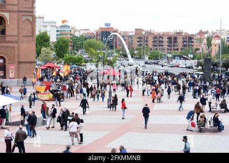 Madrid, Spanien. Mai 2021. Die Zuschauer warten darauf, am 2. Mai 2021 die Stierkampfarena Las-Ventas in Madrid, Spanien, zu betreten. Die Stierkampfarena Las-Ventas veranstaltete am Sonntag ihren ersten Stierkampf seit dem 2019. Oktober mit einem Limit von 6,000 Zuschauern. Kredit: Gustavo Valiente/Xinhua/Alamy Live Nachrichten Stockfoto